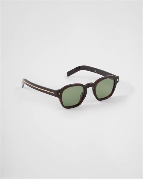 Willow Green Lenses Sunglasses With Iconic Metal Plaque 